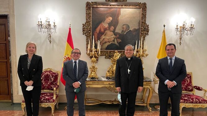 El nuncio apostólico recibe en Madrid a los representantes de la Vera-Cruz de Alcalá del Río.