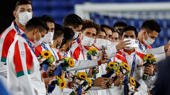 Los jugadores mexicanos reciben la medalla de bronce.