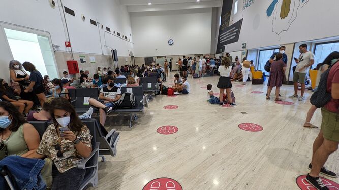 Los pasajeros del vuelo Sevilla-Bilbao cancelado, de nuevo en la terminal.