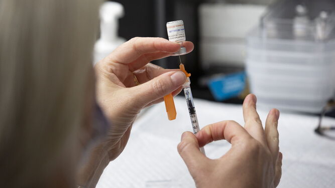 Personal sanitario prepara una dosis de la vacuna en EEUU.