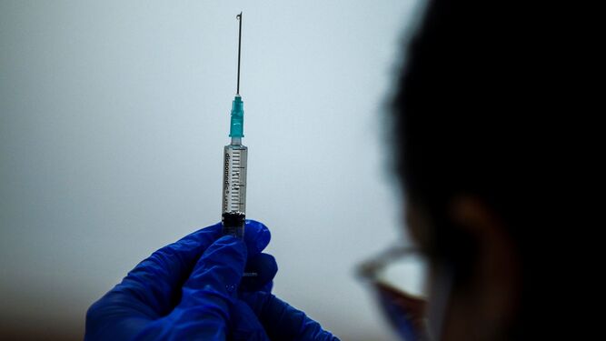 Un sanitario muestra una dosis de una de las vacunas contra el Covid.