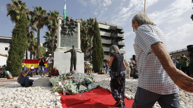 Un momento de la ofrenda floral en el monumento erigido donde murió Blas Infante,  en la salida de Sevilla hacia Carmona.