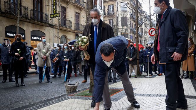 Los hijos de Fernando Múgica Herzog depositan una flor en la placa conmemorativa en el lugar en que ETA asesinó, hacer 25 años, al histórico dirigente socialista.