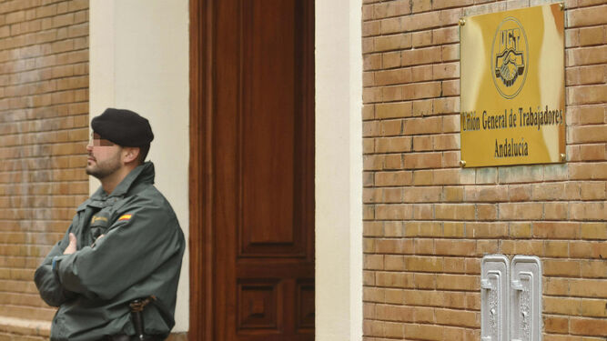 Un guardia civil durante un registro en la sede de UGT-A por el caso de las facturas falsas.