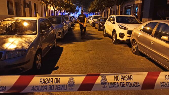 Un policía nacional en la calle Virgilio Mattoni del Cerro del Aguila, donde han ocurrido los hechos..