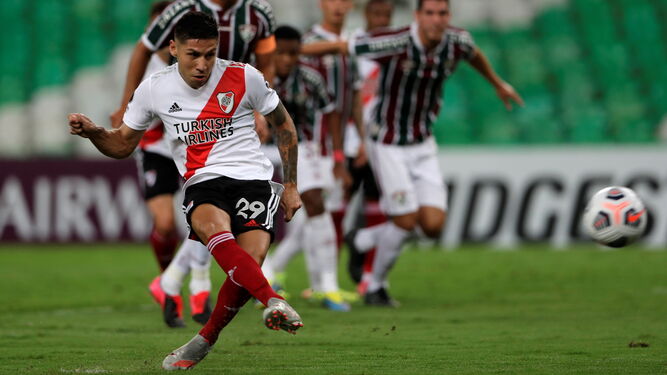 Gonzalo Montiel lanza un penalti en el Fluminense-River de la Copa Libertadores.