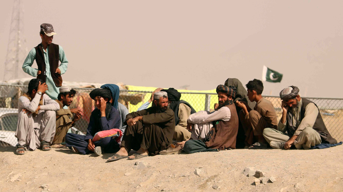 Ciudadanos afganos huyen del país por la frontera con Pakistán ante el avance talibán.