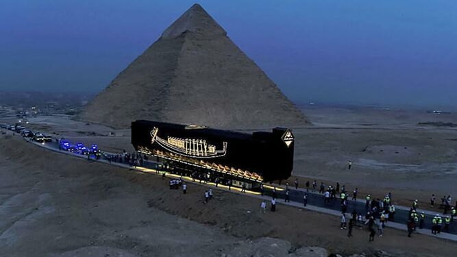 Un instante del traslado del barco funerario por el valle de las pirámides cercano a El Cairo.