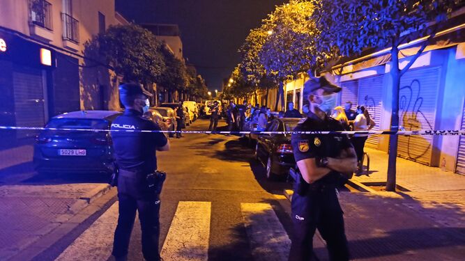Policías nacionales, en la calle Virgilio Mattoni, la noche del martes.