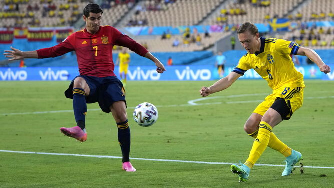 El sueco Augustinsson centra ante Morata en el partido ante España en el Estadio de la Cartuja.