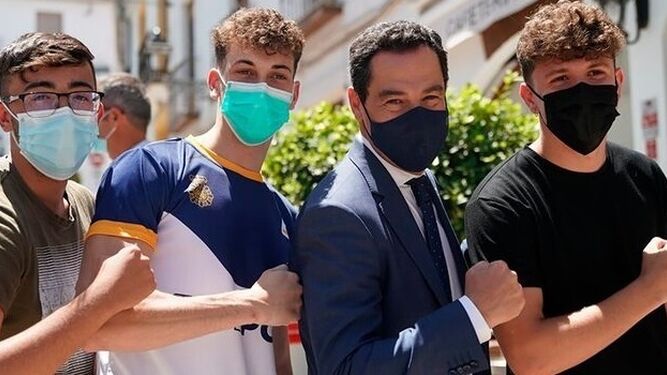 Juanma Moreno subraya el "comportamiento heroico" de jóvenes andaluces ante la vacunación