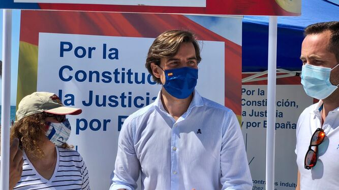 El vicesecretario de Comunicación del PP, Pablo Montesinos, recogiendo irmas contra los indultos del ‘procés’ en Málaga.