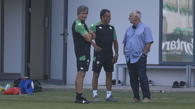 Antonio Cordón junto a Pellegrini y Alexis.