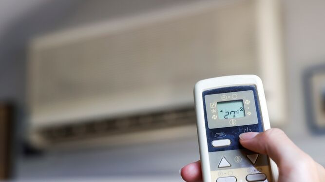 El mando del aire acondicionado, un electrodoméstico convertido en un lujo para muchas familias.