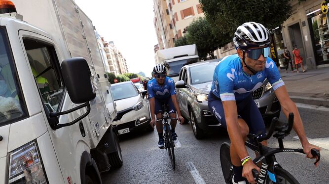Alejandro Valverde y un compañero del Movistar se ejercitan por las calles de Burgos en la mañana del viernes rodeados de coches.