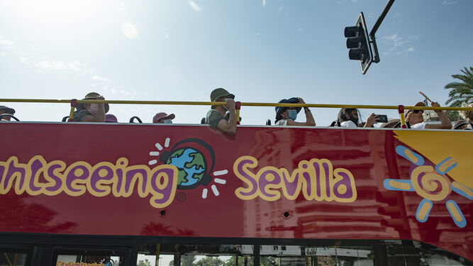 Autobús turístico circulando estos días por Sevilla.