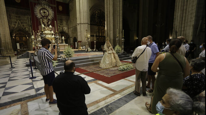 Los fieles venerando a la Patrona el 15 de agosto de 2020.