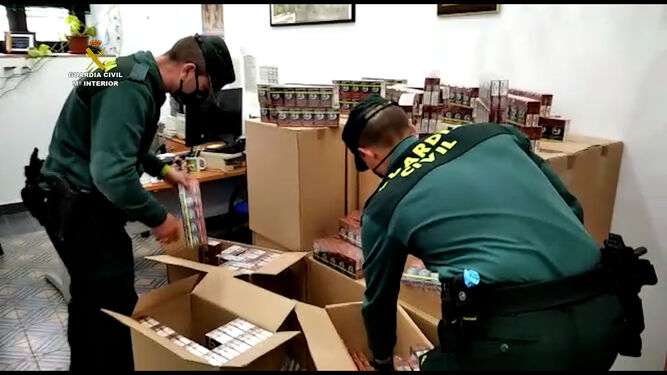 Dos agentes de la Guardia Civil con una partida de tabaco de contrabando