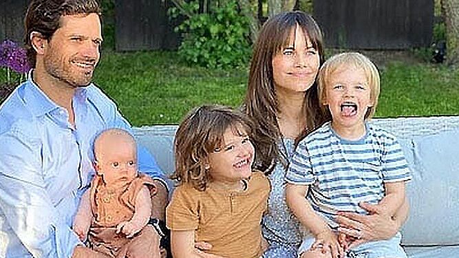 Los príncipes Carlos Felipe y Sofía con sus tres hijos: Alejandro, el mayor, Gabriel, y el pequeño Julián.