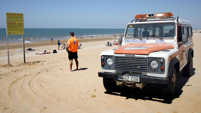 Imagen de archivo de efectivos de Protección Civil en una playa onubense.