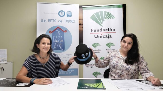 Marta Baturone y Sara Rodríguez tras la firma del acuerdo de colaboración.