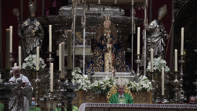 Monseñor Saiz durante la novena a la Virgen de los Reyes.
