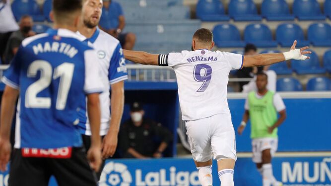 Karim Benzema corre a celebrar su primer tanto frente al Alavés.