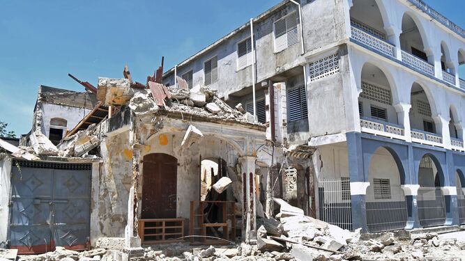 Vista de los daños causados en varias edificaciones por el terremoto en Haití