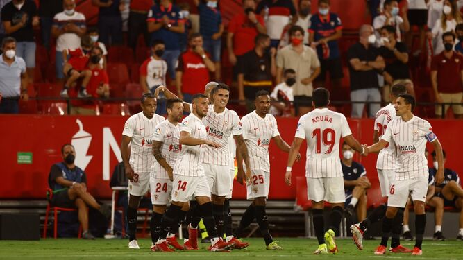 Lamela es felicitado por sus compañeros tras su debut goleador en el Sevilla.