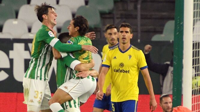 Miranda y Diego Lainez abrazan a Guido Rodríguez tras su gol.