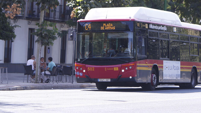 Un autobús de Tussam por la ronda histórica.