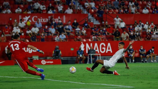 El argentino Lamela alarga su pierna izquierda para hacer el 3-0 definitivo.