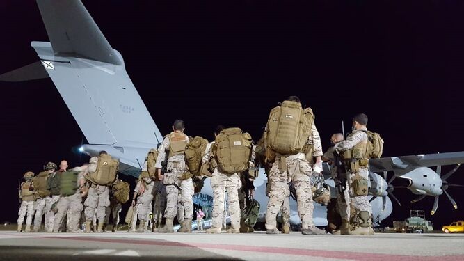 Un grupo de militares españoles embarcan para encargarse de la evacuación de nacionales y los afganos que durante años han colaborado con España y sus familiares.