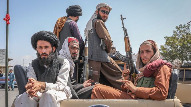 Talibanes viajan en un coche por las calles de Kabul