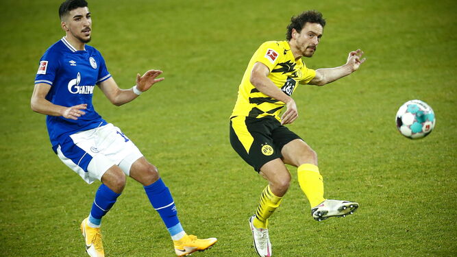 Delaney golpea la pelota en el derbi del Dortmund ante el Schalke en febrero.