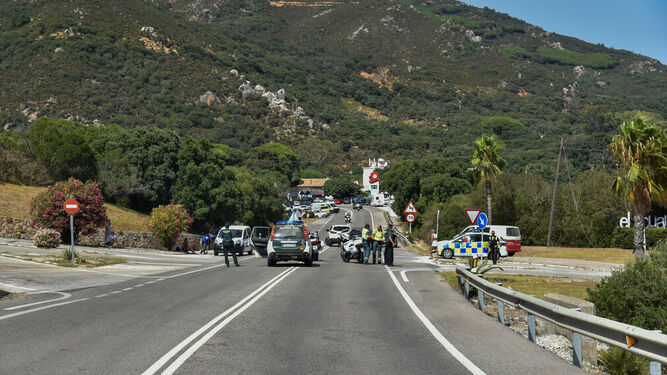 La Guardia Civil corta la carretera ante el fuego en El Cuartón