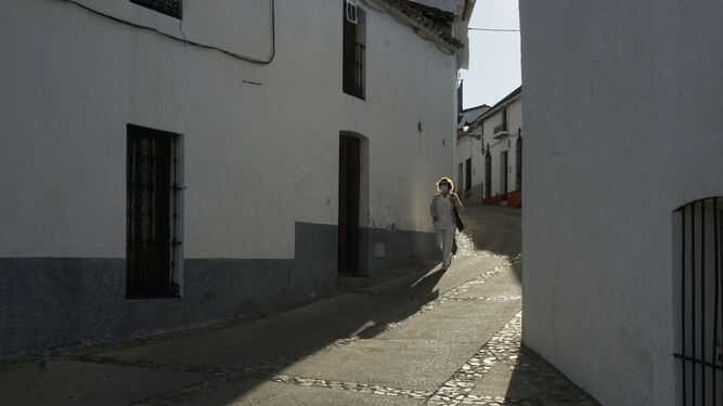 Una mujer camina por una solitaria calle en El Castillo de las Guardas.
