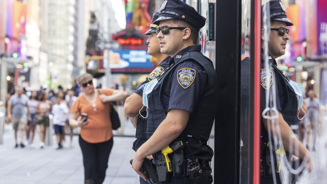 Dos agentes de policía en Times Square.