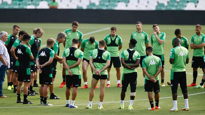 Manuel Pellegrini se dirige a sus jugadores en la charla previa del entrenamiento de ayer en el estadio Benito Villamarín.
