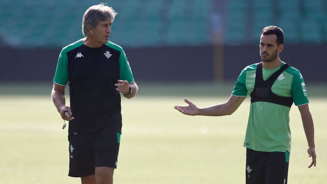 Pellegrini dialoga con Juanmi en el entrenamiento de este viernes en el Villamarín.