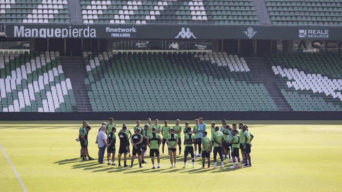 Pellegrini dialoga con sus jugadores en un entrenamiento en el Villamarín.