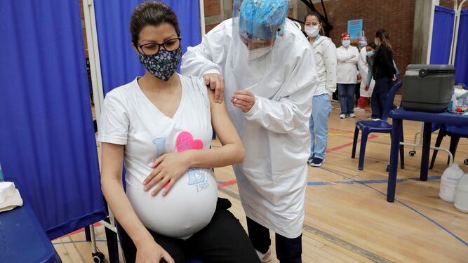 Una mujer embarazada  recibe una dosis de la vacuna de Pfizer contra el Covid -19.