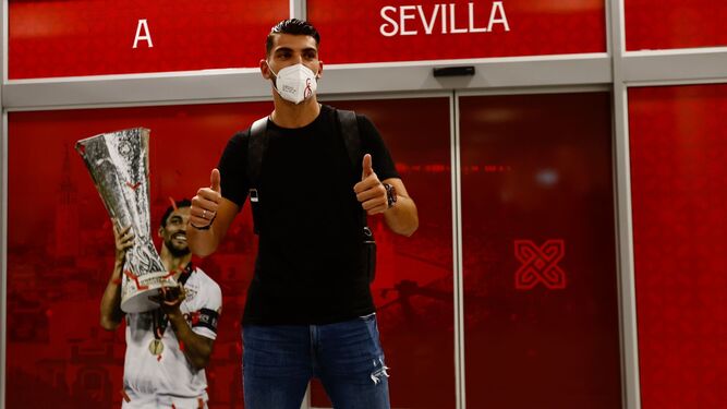 Rafa Mir posa ante la puerta de llegada del aeropuerto de Sevilla.