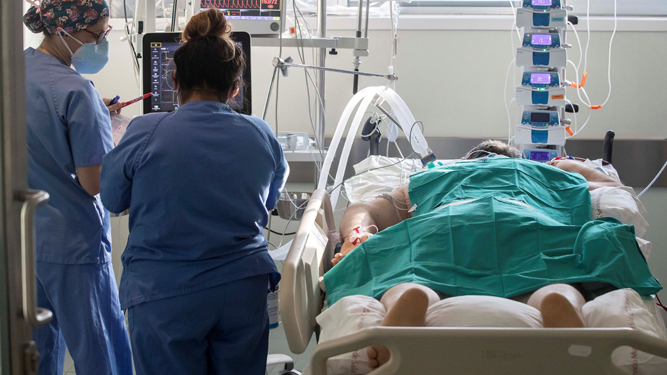 Asistencia a un paciente covid en el Hospital Universitario Reina Sofía de Córdoba.