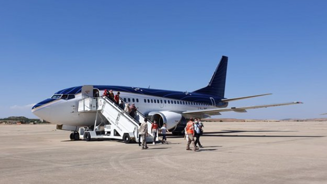 El avión que traslada a los 38 trabajadores afganos y sus familias recién llegado a Torrejón de Ardoz.
