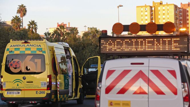 Una ambulancia del 061 y un vehículo de ordenación del tráfico, en el lugar de un accidente.