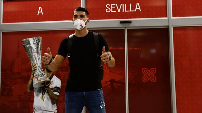 Rafa Mir posa para los fotógrafos en la puerta de llegada al aeropuerto de Sevilla.