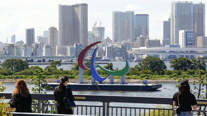 Los visitantes miran un símbolo paralímpico en el Parque Marino de Odaiba.