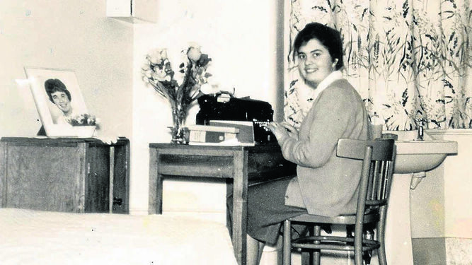Isabel, madre del autor, practicando con la máquina de escribir. Londres, años 60.