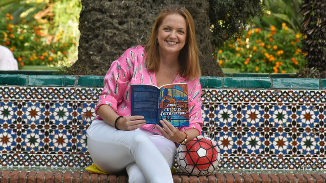 Rocío García, con su libro y un balón, en la Plaza Fariñas de La Línea
